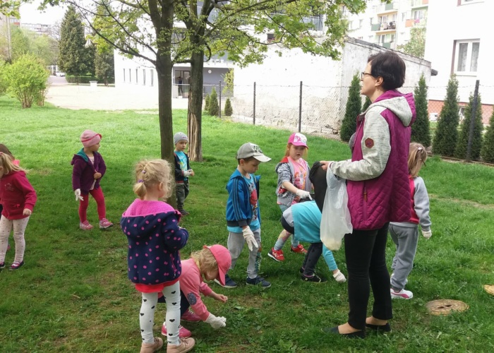 Przedskole Pszczółka w Lublinie, dzieci sprzątają świat